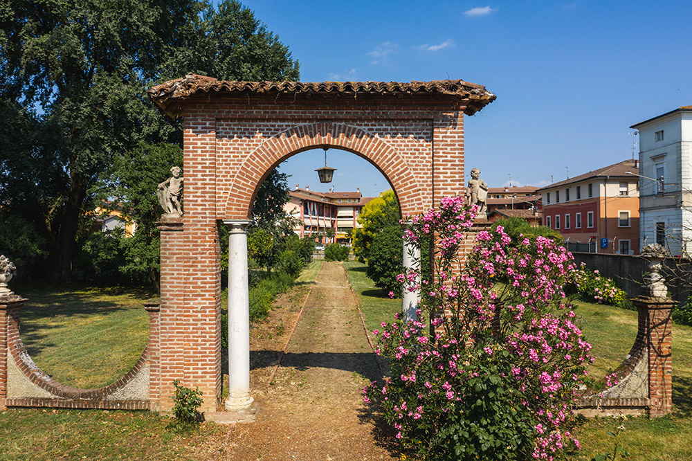 Arco in giardino