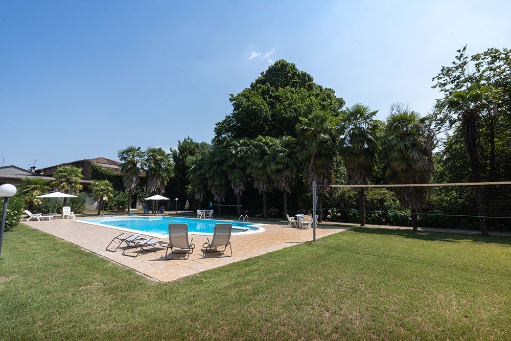 Piscina e campo da pallavolo